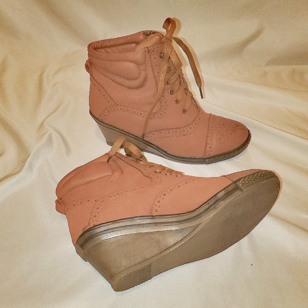 Light Brown Lace Up boots Excellent Condition